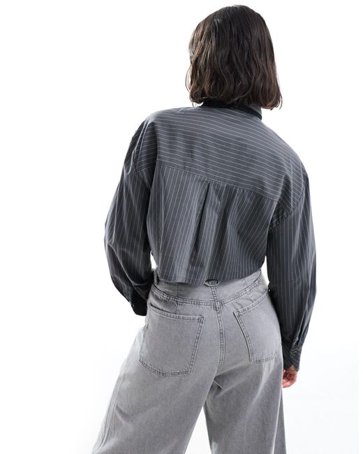 Camisa corta gris a rayas con detalle Pimkie de color Gray