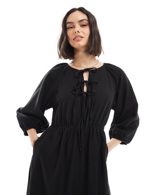 New Look Black – vorne gebundenes, abgestuftes midi-hängerkleid