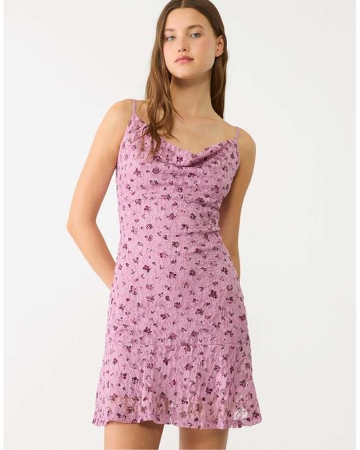 Stradivarius Pink – kurzes kleid aus malvenfarbener spitze mit riemchenträgern