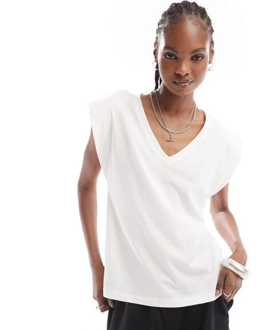 T-shirt bianca con spalline imbottite e scollo a v di ONLY in White