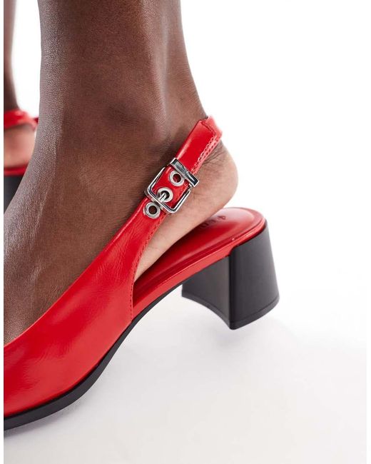Ballerine Con Fibbie E Cinturino Posteriore Rosse Con Tacco Largo di Stradivarius in Red