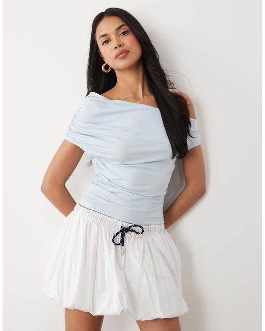ASOS Asymmetrische Top Van Gladde Stof Met Blote Schouder En Rimpeleffect in het White