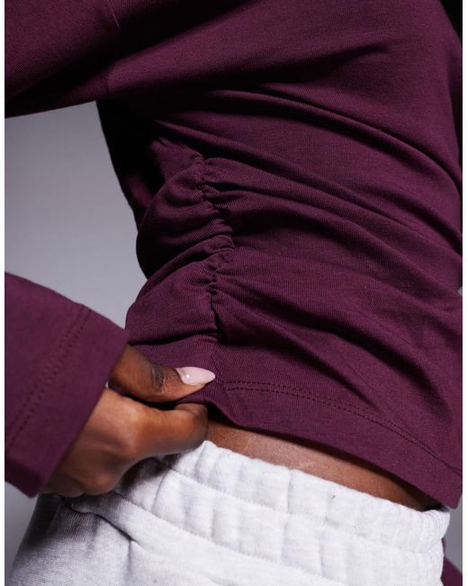 T-shirt à manches longues froncé sur les côtés - prune foncé ASOS en coloris Purple