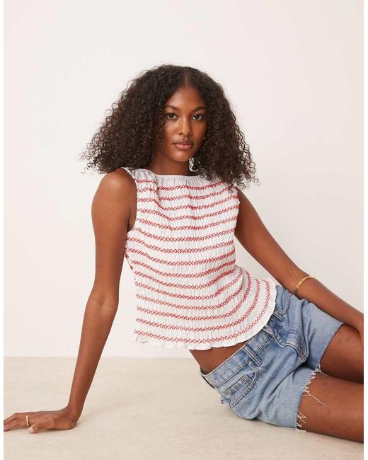 Top Senza Maniche Arricciato Con Impunture A Contrasto di ASOS in White
