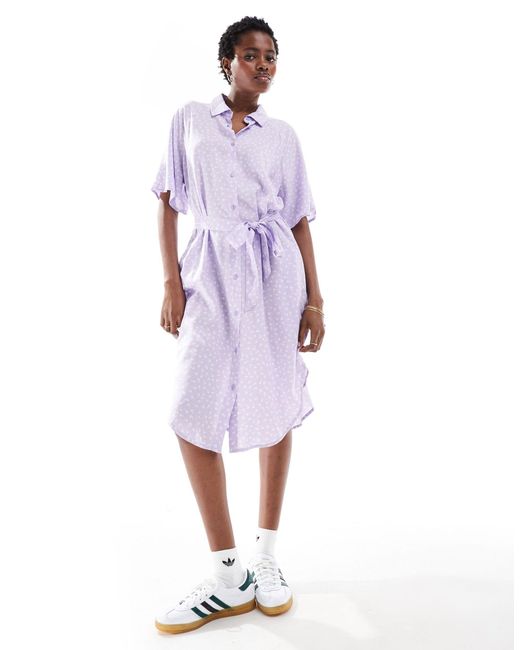 Robe chemise mi-longue à taille nouée - imprimé à petites fleurs Monki en coloris Purple