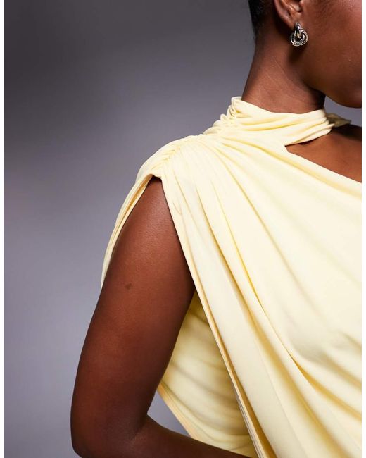 Vestido Largo Crema Drapeado Asimétrico Con Detalle De Capa De ASOS de color Yellow