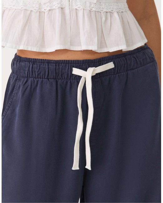 Stradivarius Blue – locker sitzende lyocellhose