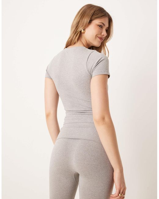 T-shirt sans coutures sculptant à col ras ASOS en coloris White