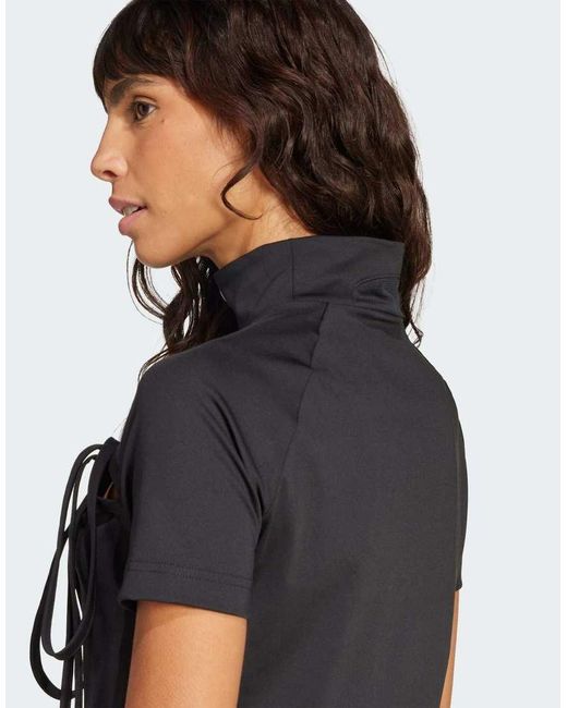 Top Corto Con Abertura Y Lazadas De Adidas Originals de color Black