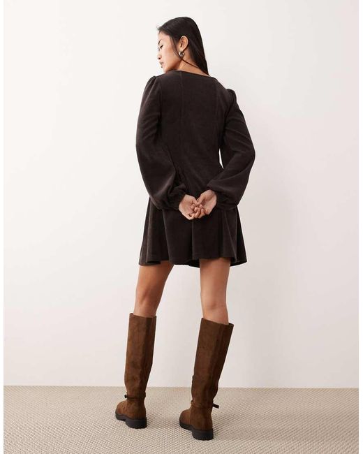 Vestido Corto Marrón De Manga Larga De Estilo Blusón Con Detalle En La Cintura De Pana De ASOS de color Black