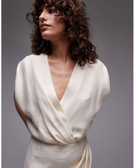 Robe courte en tissu drapé avec col v et taille cintrée - beige clair Mango en coloris Brown