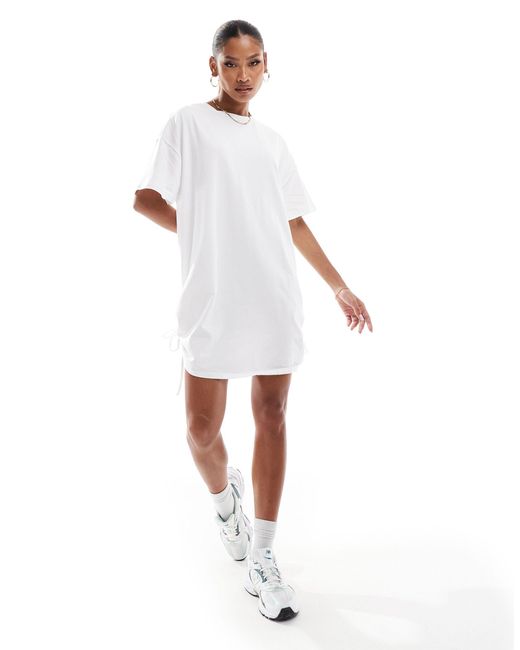 Exclusivité - robe t-shirt courte et oversize avec fronces sur le côté In The Style en coloris White
