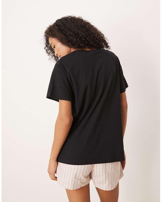 Camiseta Negra De Corte Estándar Con Estampado Gráfico A Rayas De Estilo Deportivo De ASOS de color Black