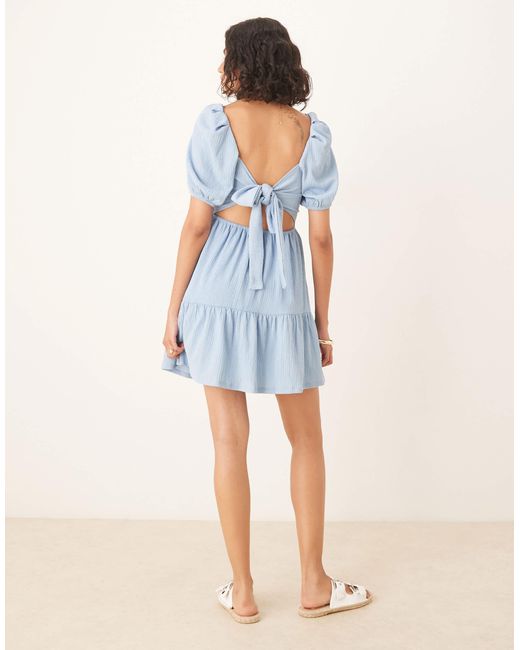 Robe d'été courte nouée dans le dos à manches courtes Gina Tricot en coloris Blue