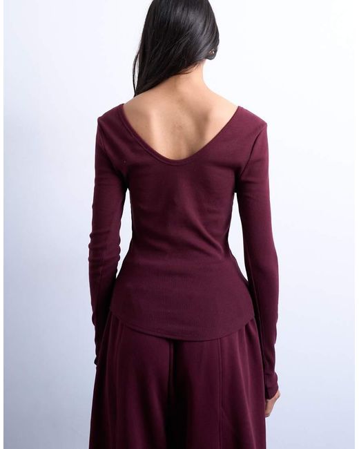Top A Maniche Lunghe Bordeaux A Coste Con Fondo Arrotondato E Scollo A V di TOPSHOP in Purple