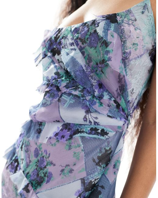 Asos design petite - robe longue coupée en biais à imprimé fleurs variées avec bretelles fines et volants - bleu ASOS en coloris Blue