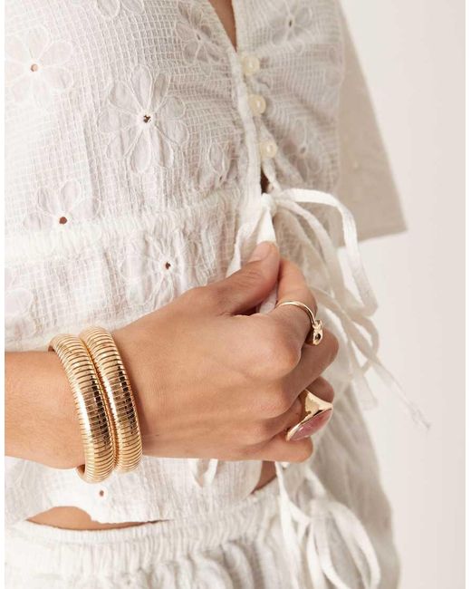 Top Allacciato Sul Davanti Sporco Con Ricamo Floreale di ASOS in Natural