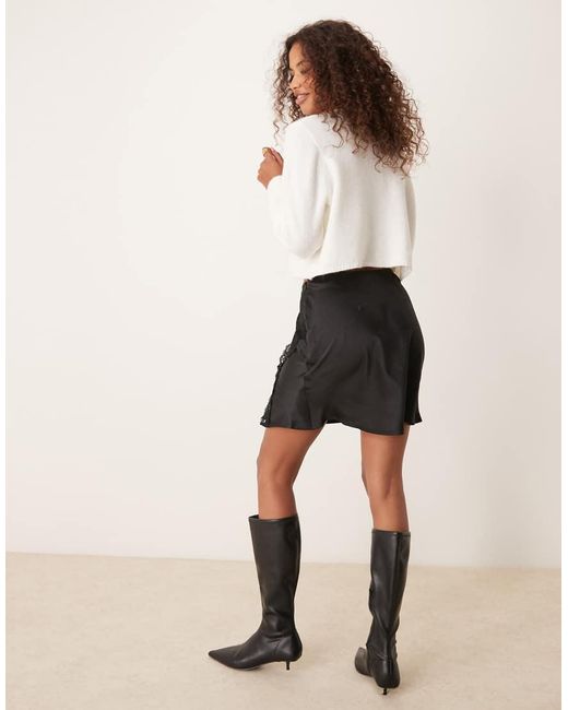 Minifalda Negra De Satén Con Vuelo Y Abertura Con Encaje De ASOS de color Natural