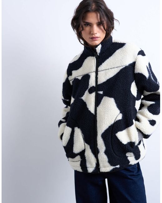 TOPSHOP Blue – jacke aus teddyfleece mit -weißem kuhfellprint