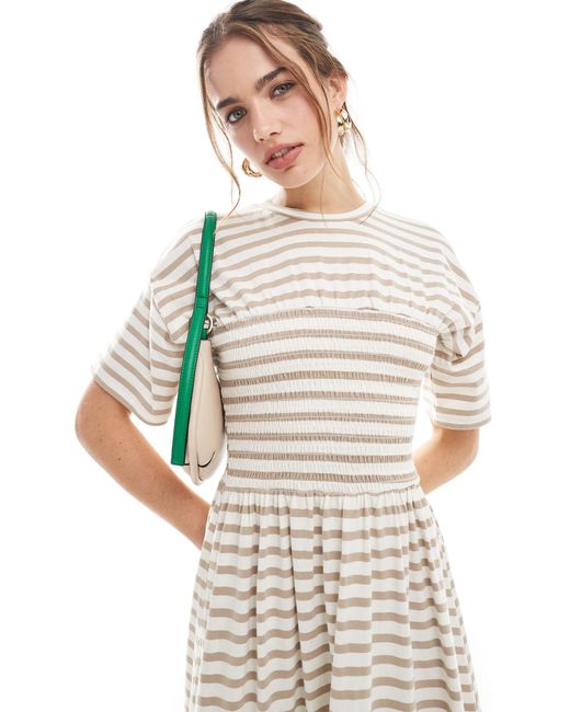 Vestito t-shirt midi crema e talpa a righe con busto arricciato di ASOS in White