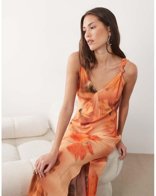 Sofia di Never Fully Dressed in Orange