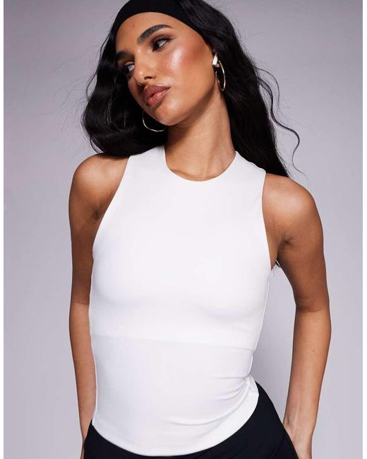 Camiseta Blanca Sin Mangas Con Cuello Alto Y Sujetador Integrado De Tejido Suave Icon De 4505 de color White