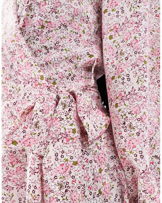 Robe courte portefeuille à petites fleurs et volants Glamorous en coloris Pink