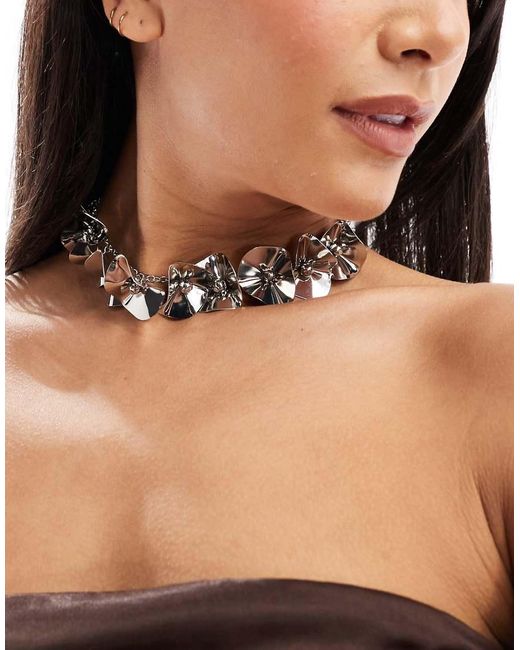 Collana Argentata Appariscente Con Fiori Martellati di ASOS in Brown