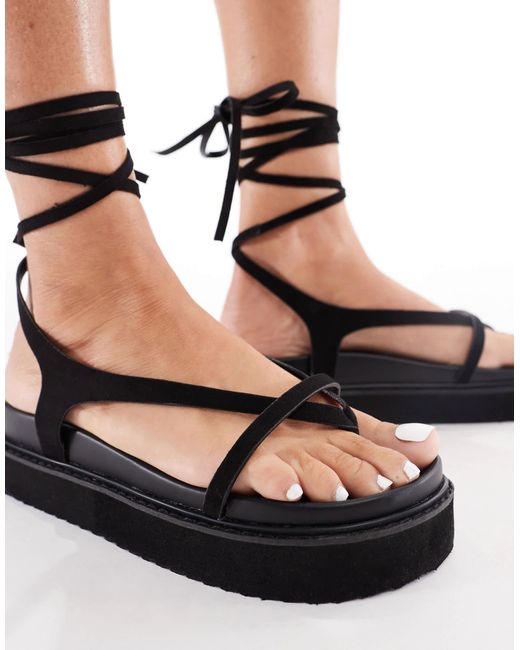 London Rebel White – zehenstegsandalen aus em wildlederimitat mit riemchen-details