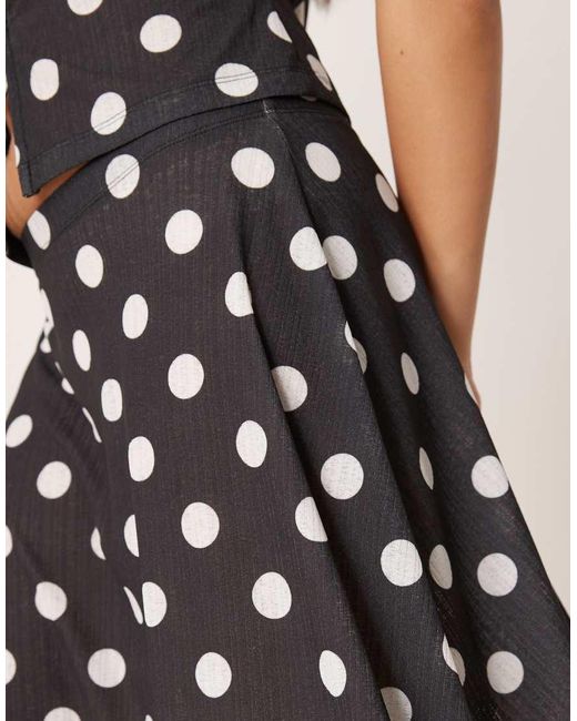Falda Por La Rodilla Negra De Talle Bajo Con Estampado De Lunares De Canalé De Tacto Seco De ASOS de color Natural