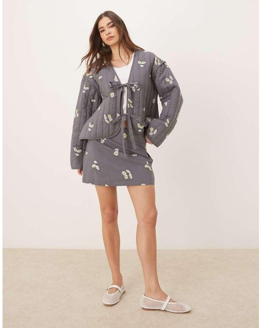 Giacca Trapuntata Slavato Ricamata E Allacciata Sul Davanti di ASOS in Gray
