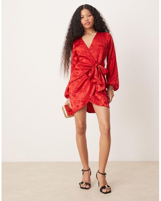 Never Fully Dressed Red Petite – wickel-minikleid aus em satin mit geprägtem lippenprint