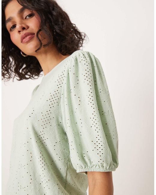 T-shirt en broderie anglaise avec manches bouffantes - limon Vila en coloris Gray