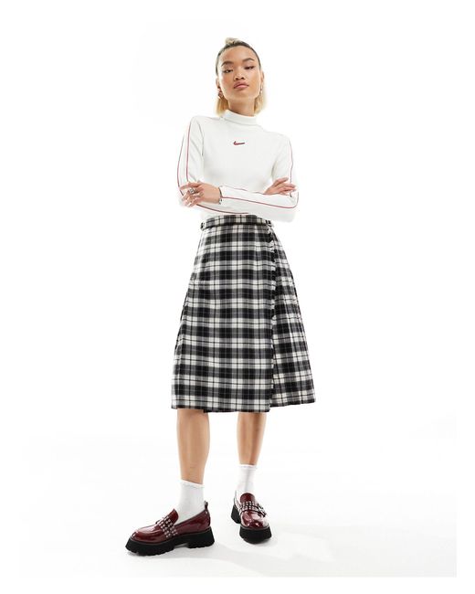 Streetwear - maglietta a maniche lunghe con collo a lupetto sporco e rossa di Nike in White