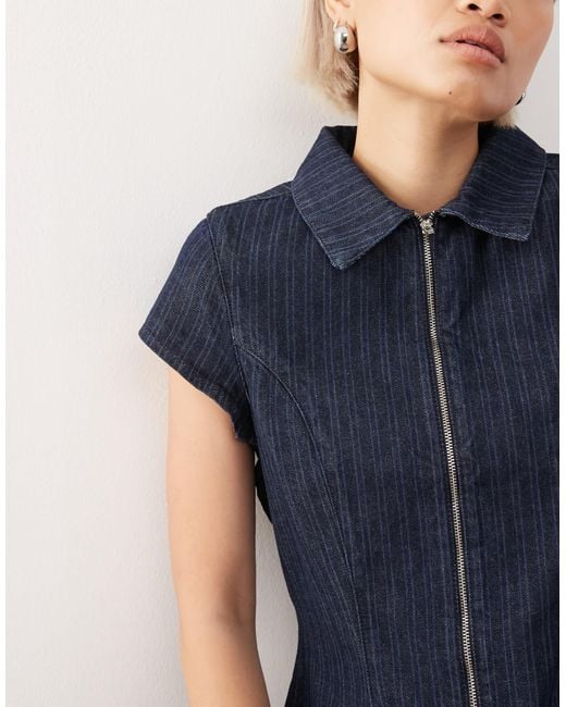 Collusion Blue – blaues, figurbetontes jeanskleid im 90er-stil mit tiefer taille und streifen