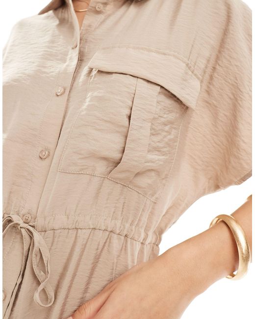 Robe chemise courte en tissu martelé avec ceinture à nouer - taupe Vero Moda en coloris Natural