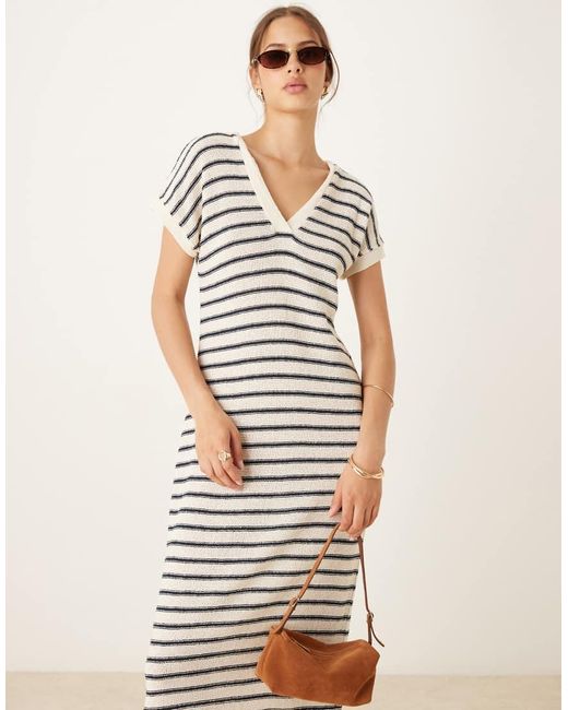 Vestido Largo A Rayas Monocromáticas Con Cuello Estilo Polo De Mango de color Natural