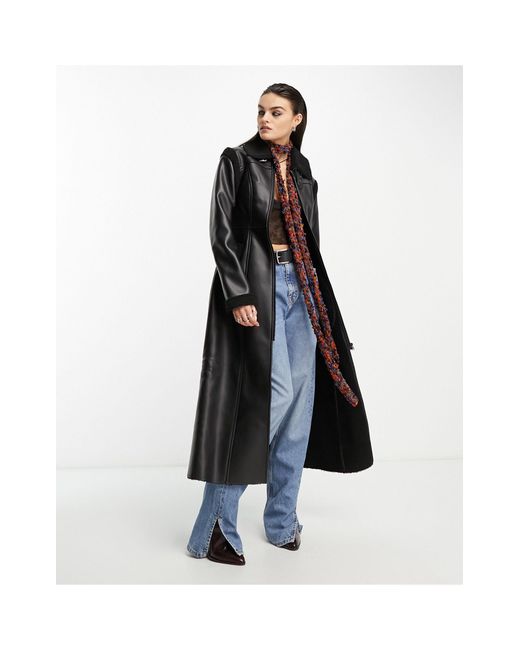 Trench-coat long en similicuir avec détails en shearling - noir Reclaimed (vintage) en coloris White