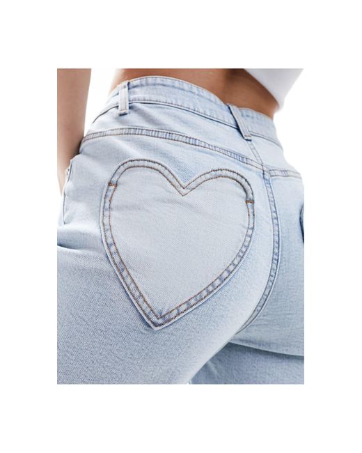 Jeans dritti lavaggio candeggiato con tasca a forma di cuore di Miss Selfridge in Blue