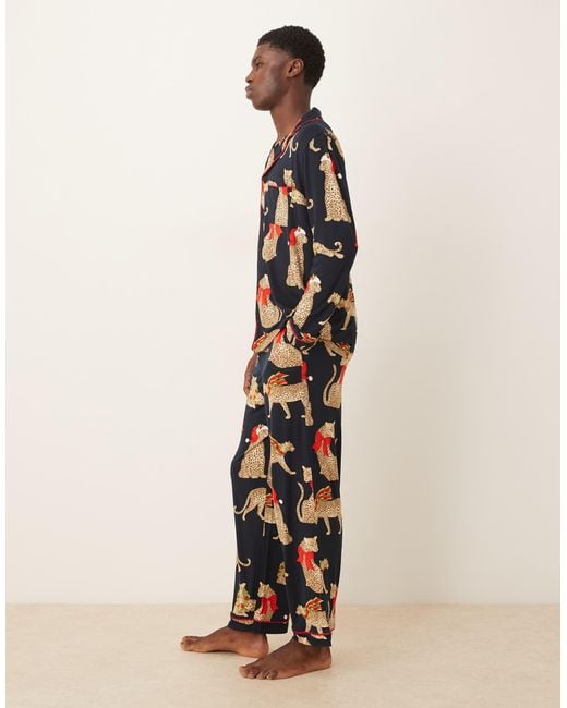 Chelsea Peers – his & hers – polyester-pyjama inklusive langärmligem oberteil mit reverskragen, mit weihnachts-leopardenmuster in Natural für Herren