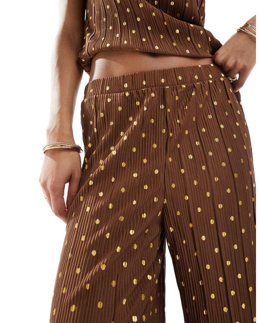 Pantaloni Con Fondo Ampio Color Cioccolato E Oro A Pois Plissé di Vero Moda in Brown