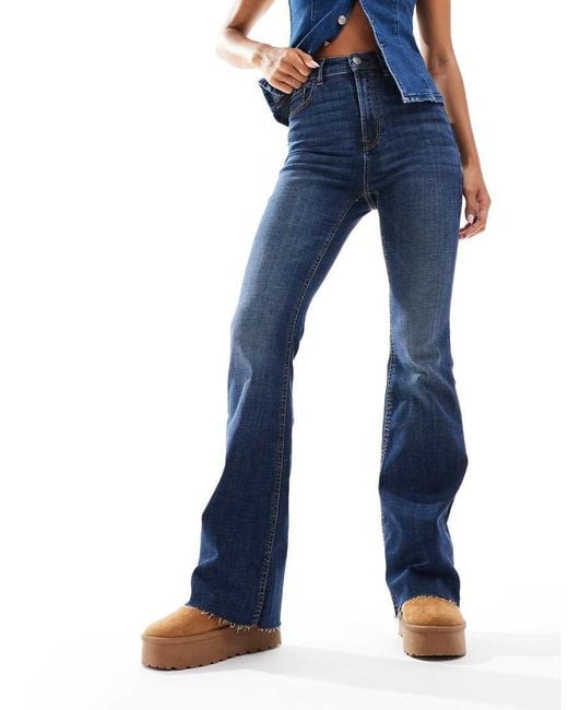 Stradivarius Flared Jeans Met Gespleten Zoom in het Blue
