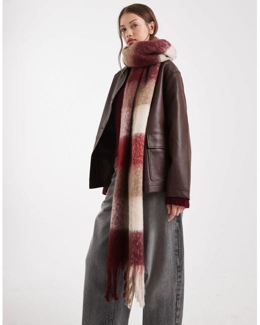 Écharpe douce à carreaux en maille bouclée - crème et bordeaux Vero Moda en coloris Brown