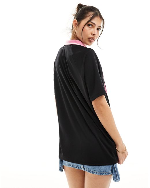 Maglia da calcio oversize nera e rosa di Bershka in Black