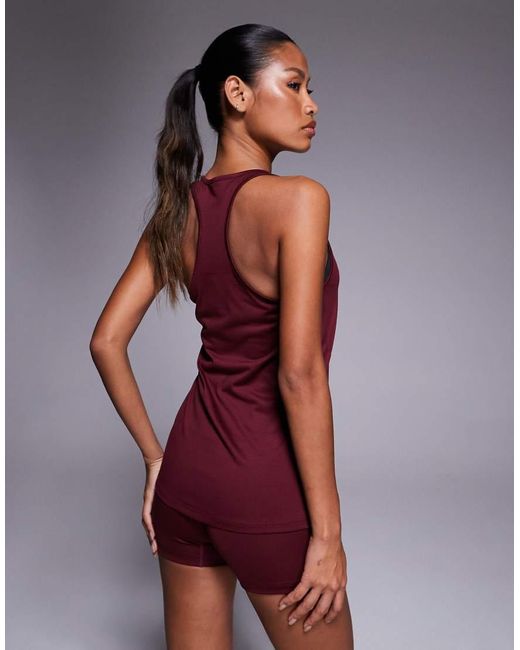 Top Básico Sin Mangas Con Espalda De Nadadora Tad Essential De -Rojo PUMA de color Purple
