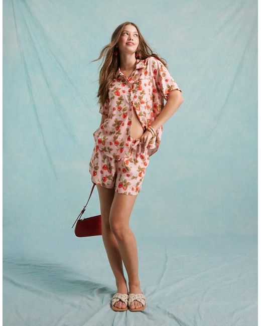Pantaloncini Da Corsa Effetto Lino A Fiori Con Fragole di Miss Selfridge in Green