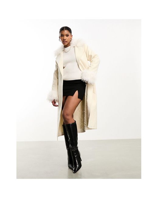 Blair - manteau long élégant noué à la taille avec bordures en fausse fourrure - blanc Threadbare en coloris White