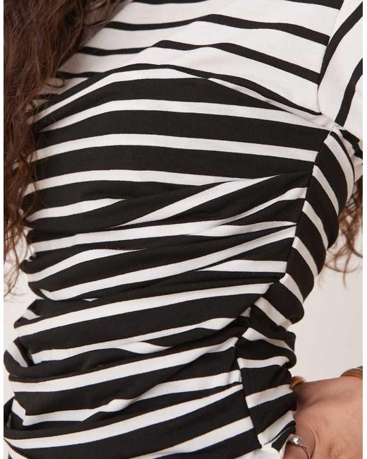 Camiseta A Rayas Monocromáticas Variadas Entallada Con Detalle En La Cinturilla De ASOS de color Multicolor
