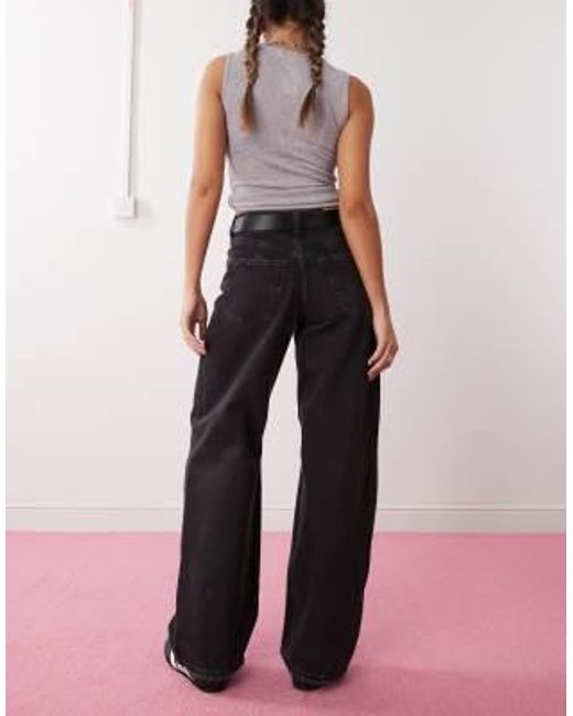 Oblique - jean bouffant à taille basse avec coupe en v et détails effet usé - délavé Weekday en coloris Pink