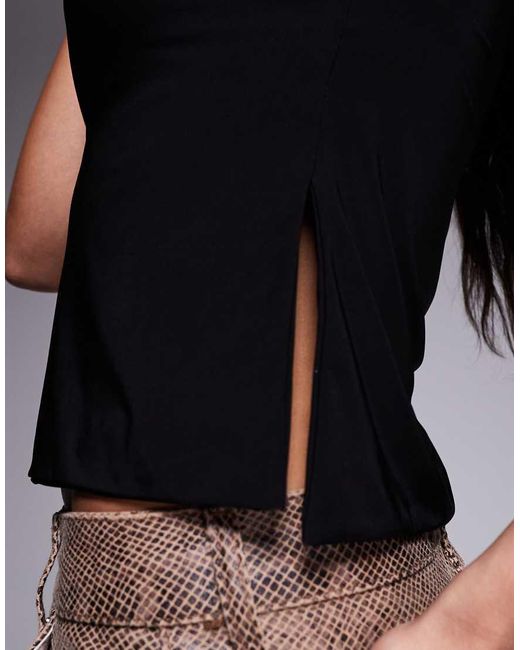 Top Ceñido Con Mangas De Casquillo Y Abertura Lateral Exclusivo De Kaiia de color Black